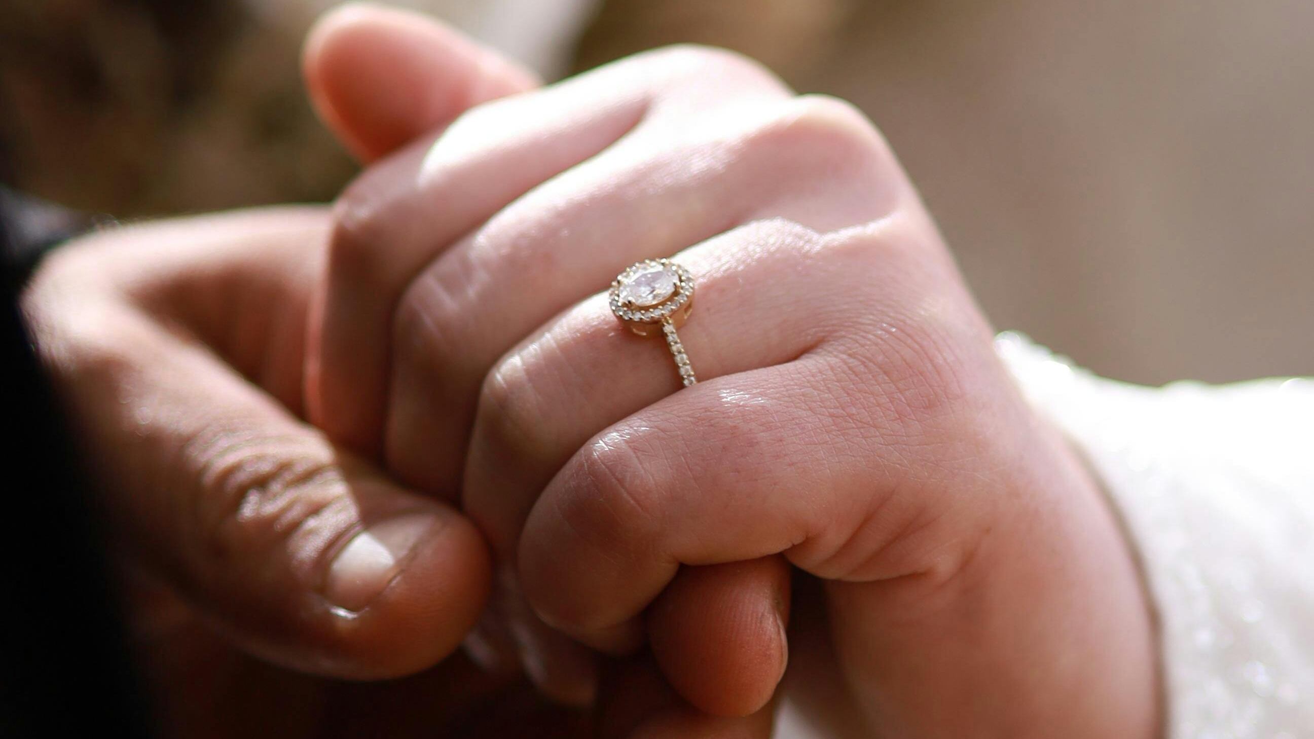 Mãos feminina e masculina