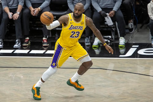 Celtics vencem os Los Angeles Lakers e ofuscam noite de LeBron com 43 mil fãs
