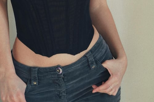 Blusas Bridgerton e jeans: o look chique e moderno para todo ano