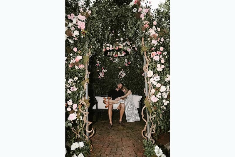 Taylor Swift y Travis Kelce anunciaron su compromiso con románticas fotos