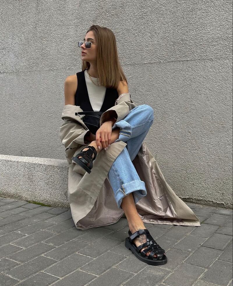 ¿Adiós tenis? Las sandalias de pescador serán las más buscadas de 2026 y así se combinan con jeans