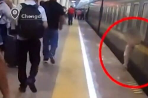 VÍDEO: criança de 3 anos é salva por policial após cair em trilho de trem na China