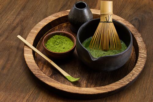 Chá matcha: a bebida verde que energiza e equilibra sua mente