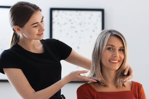 O corte de cabelo ideal para mulheres acima de 50 anos: rejuvenesce e favorece instantaneamente