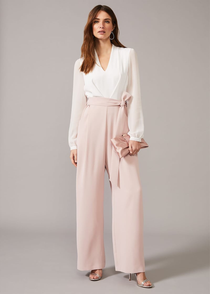 Los pantalones de lazo son la tendencia elegante ideal para mujeres después de los 40: así se usan