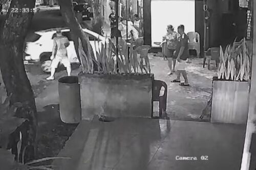 VÍDEO: Motorista de app é preso após atropelar de propósito grupo em frente a bar; imagens são fortes