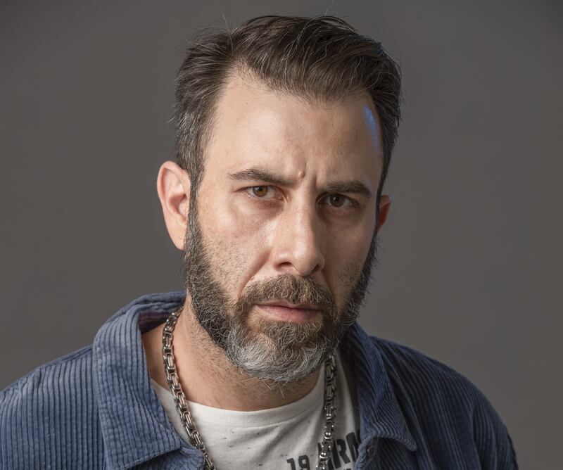 “Agora você vai entender a dor que me causou”, diz Hugo (Danilo Grangheia) ao fazer Robson (Eriberto Leão) perder os dentes na última semana da novela Mania de Você