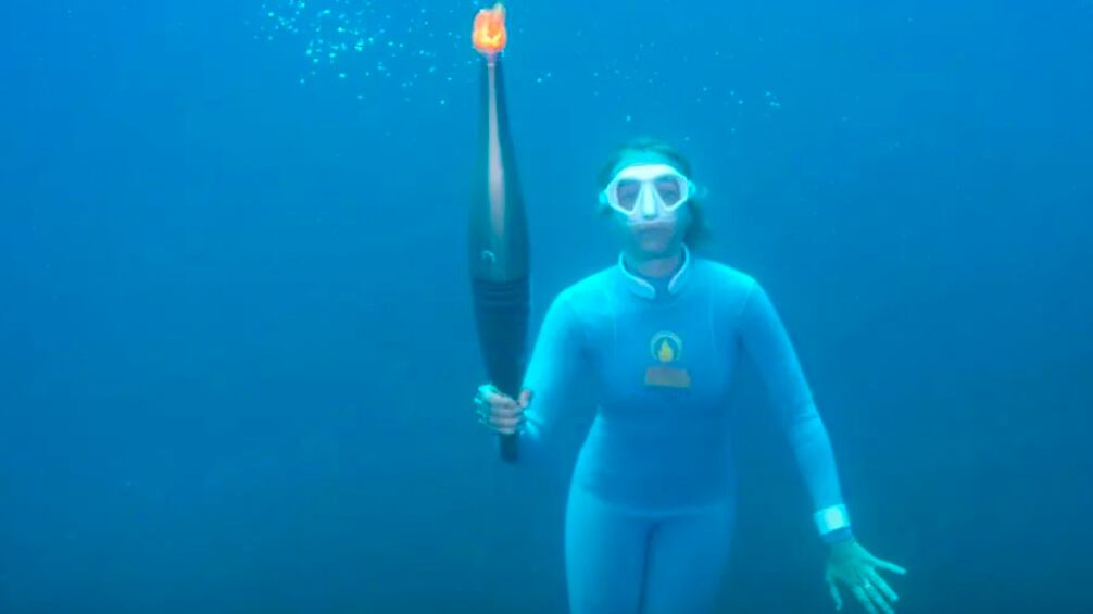 La antorcha olímpica fue sumergida en la zona de los Alpes Marítimos, en la costa sur de Francia.