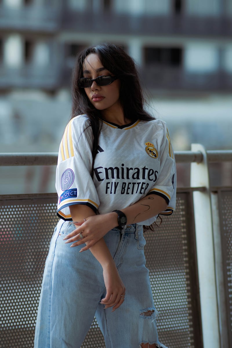 El hack para usar playera oversized de fútbol sin que parezca pijama