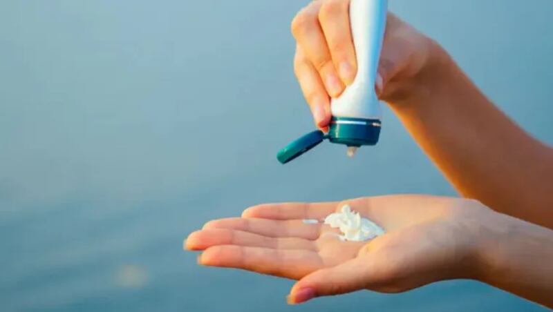 Utilizar protector solar ayuda a evitar la ola de calor.