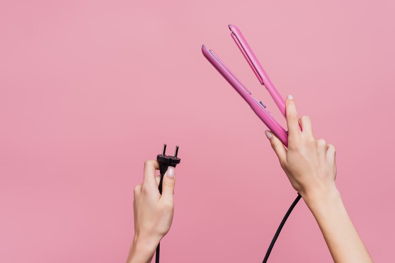 Secadoras y planchas de cabello: el peligro silencioso que puede provocar accidentes fatales