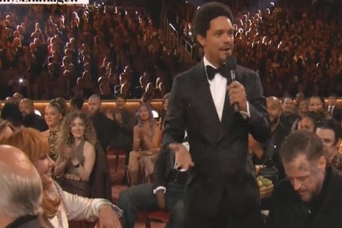 Vídeo: Trevor Noah zomba de Donald Trump e Diddy no Grammy