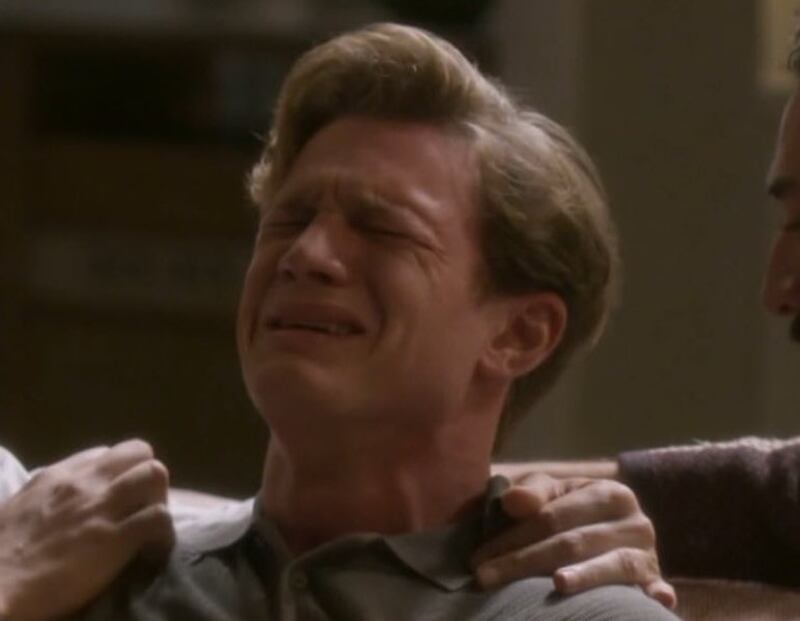 Ao ser flagrado na cama com Bia (Maisa), Beto (Pedro Novaes) diz que nada aconteceu, mas Juliano (Fabio Assunção) não acredita e bate no protagonista da novela de época Garota do Momento