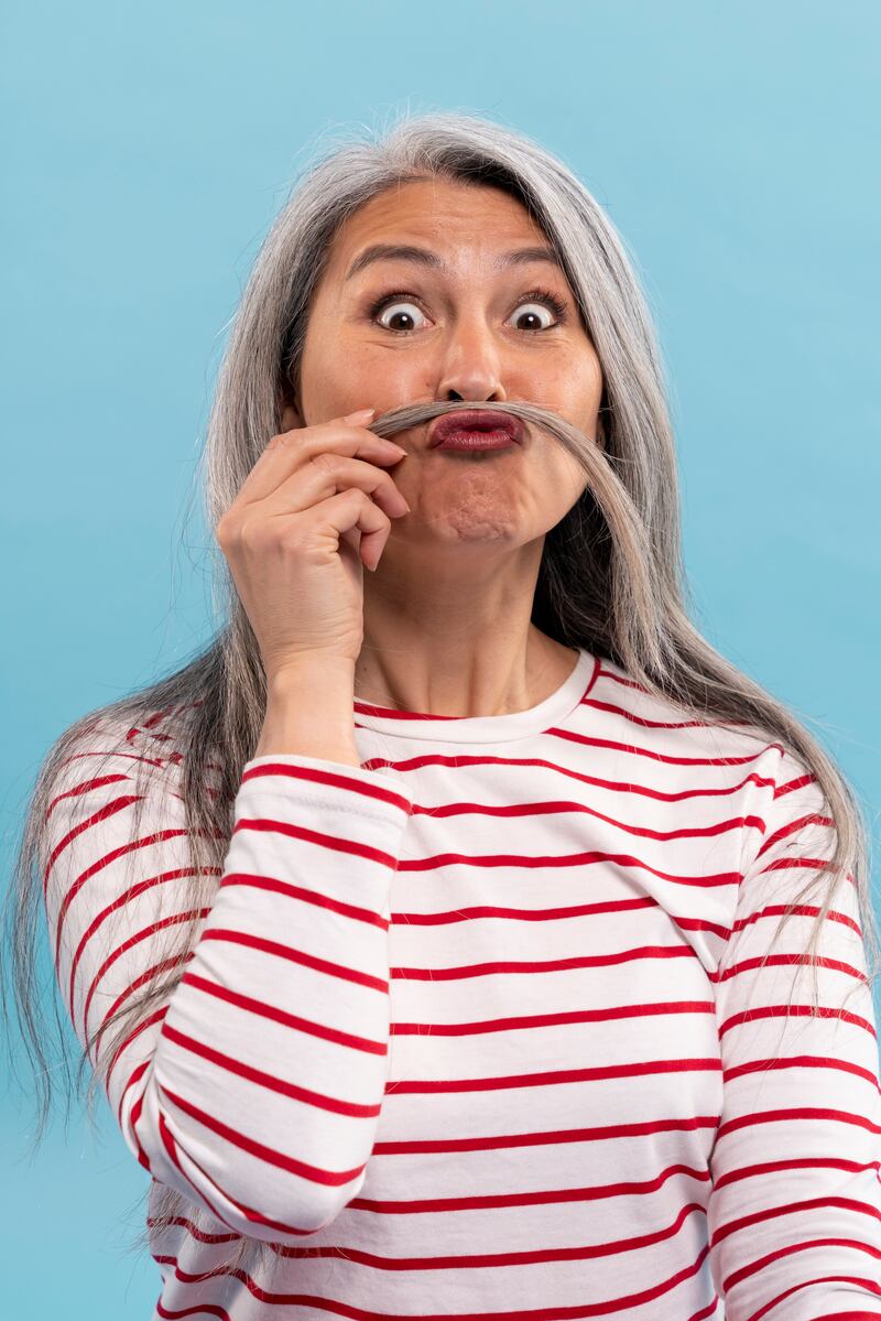 ¿Las canas pueden revertirse? La ciencia hace asombroso descubrimiento