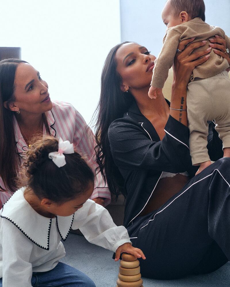 Jasmine Tookes con sus hijos
