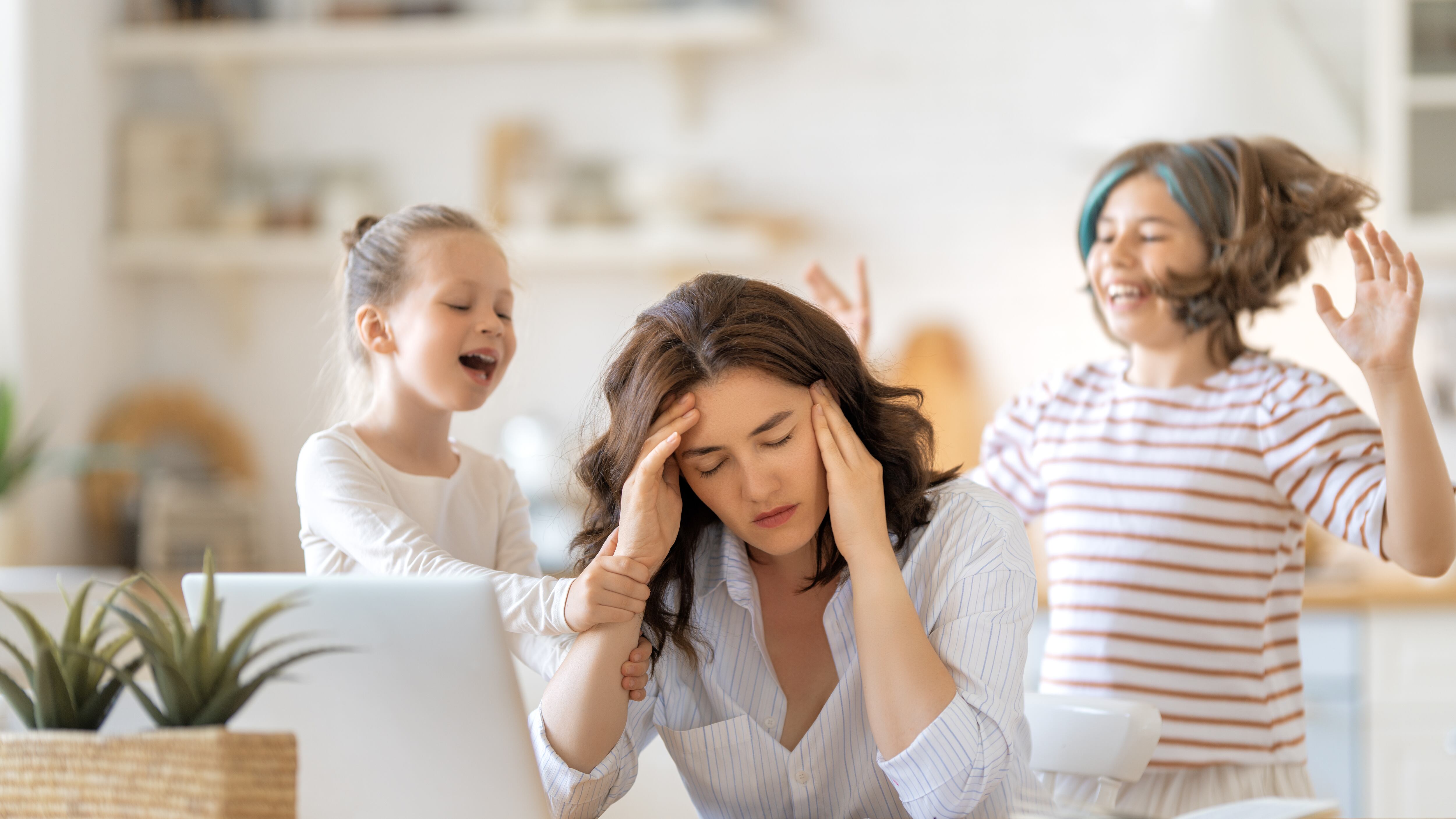 El impacto del estrés al trabajar y criar hijos