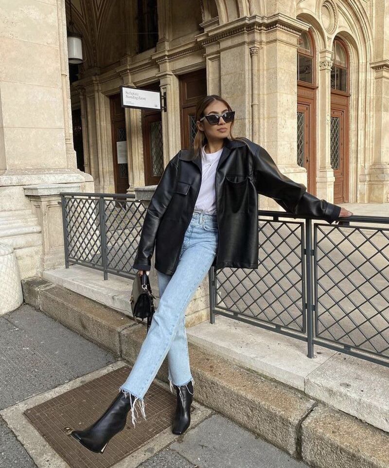 La combinación de jeans rectos y botines será clave en 2026.