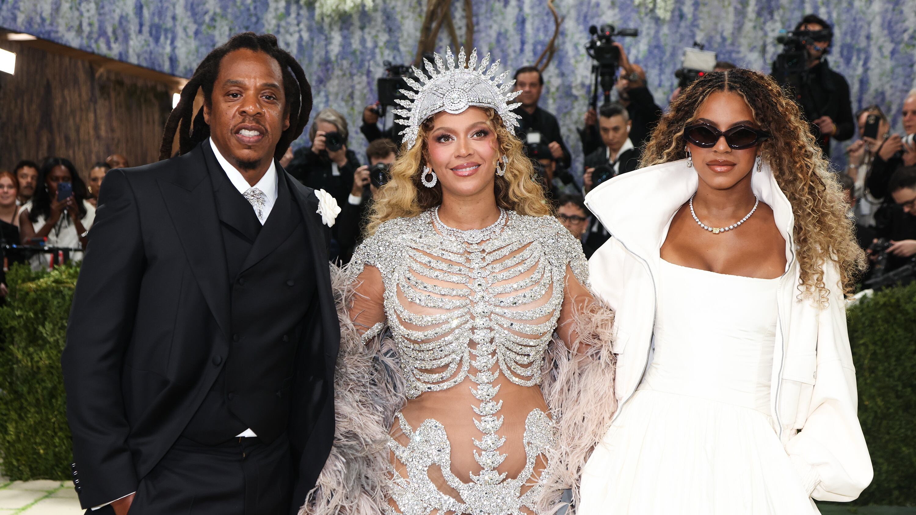 La cantante estadounidense Beyonce (c) posa este lunes, durante la alfombra blanca de la Met Gala en Nueva York (EE.UU.). junto a su marido, el rapero Jay-Z y su hija Blue Ivy (dcha). EFE/Octavio Guzmán.