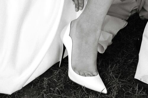 Vestidos com scarpin: a nova tendência chique que renova o visual feminino