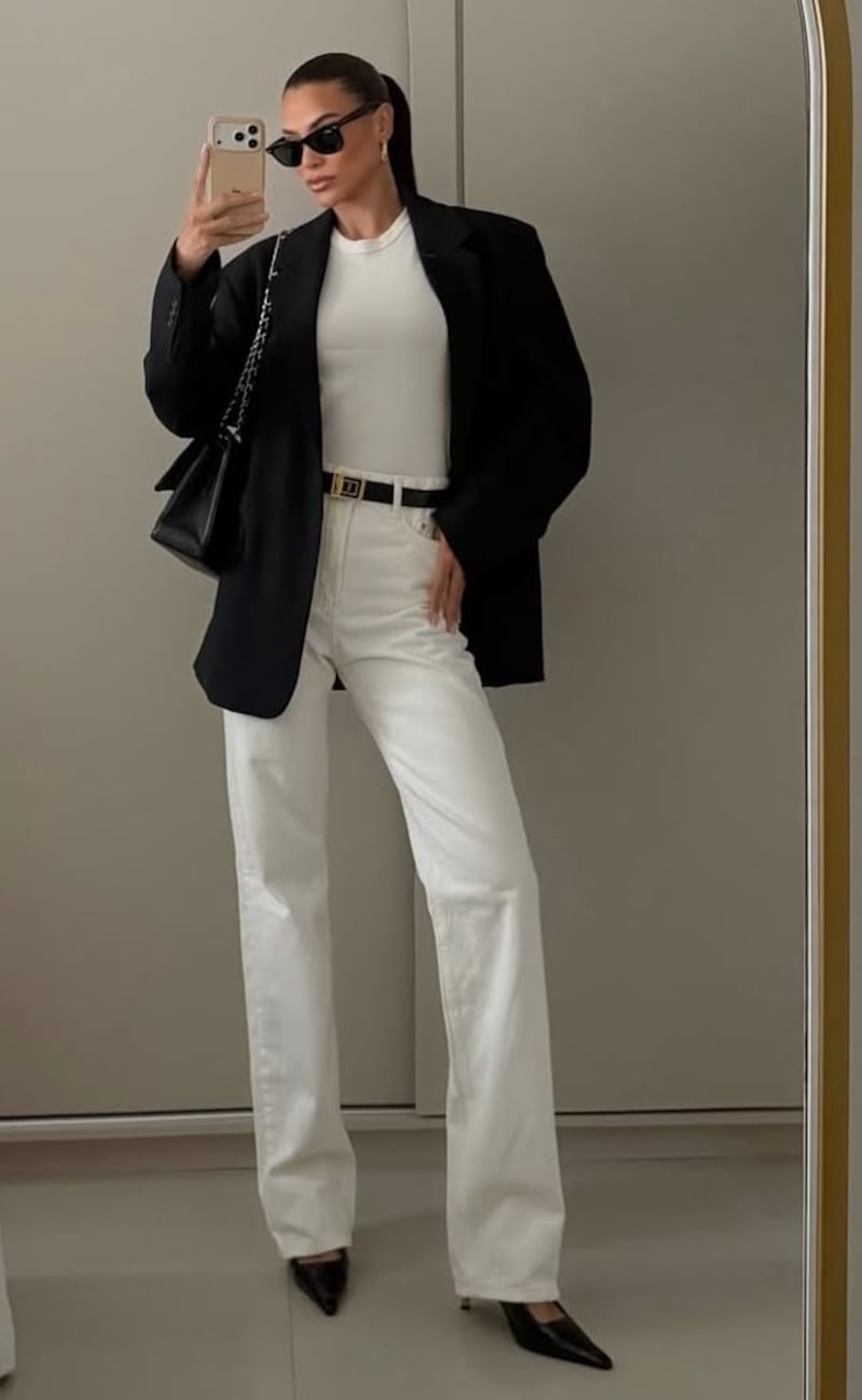 ¡Adiós camisa blanca! La camiseta que es obsesión de todas por su elegancia y versatilidad