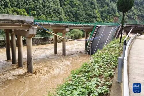 Ponte cai na China, mata 11 e deixa 30 pessoas desaparecidas