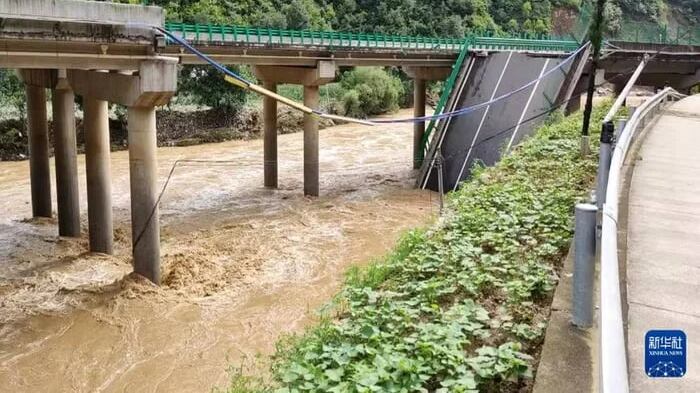Ponte cai na China, deixa 11 mortos e 30 desaparecidos