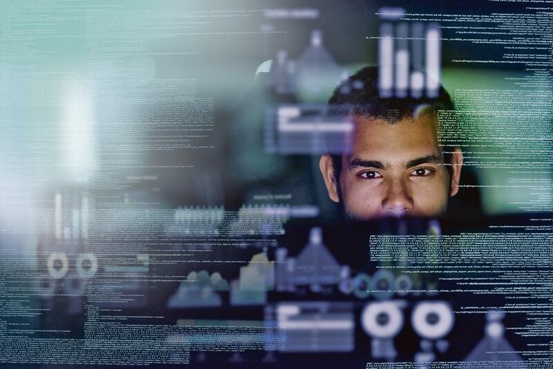 Toma de un programador joven mirando datos.