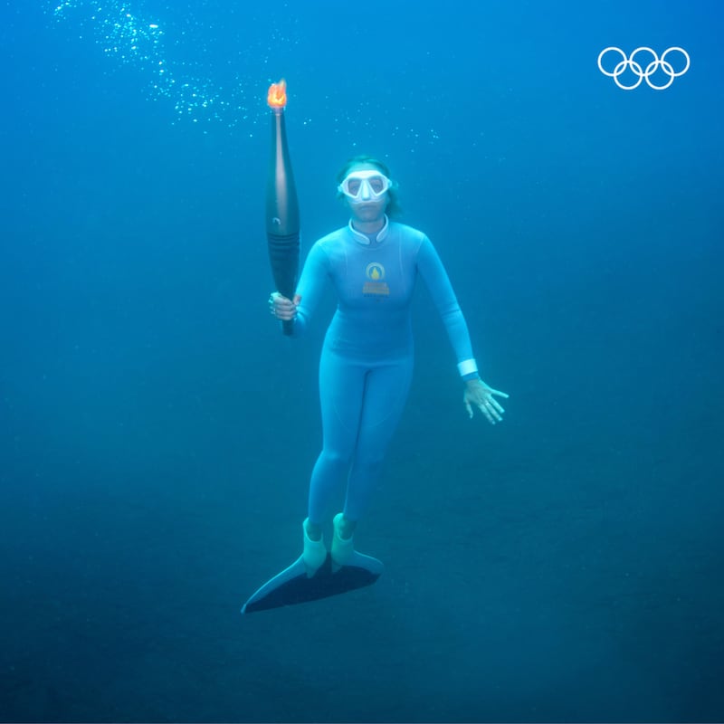 La antorcha olímpica fue sumergida en la zona de los Alpes Marítimos, en la costa sur de Francia.