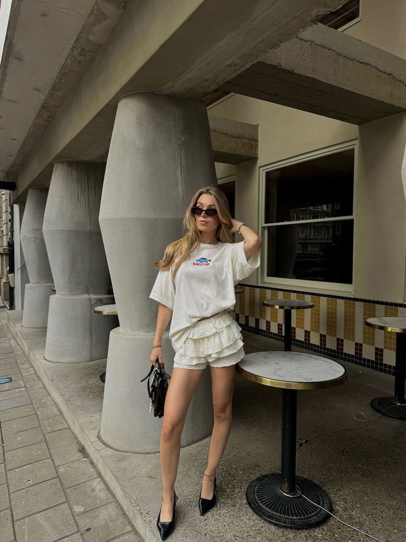 ¿Cómo combinar la falda pantalón para conseguir un look elegante y moderno?