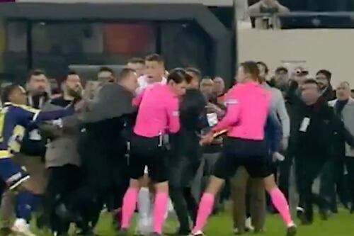 Terrível! Presidente de time de futebol dá um soco em árbitro na Turquia em pleno campo de jogo