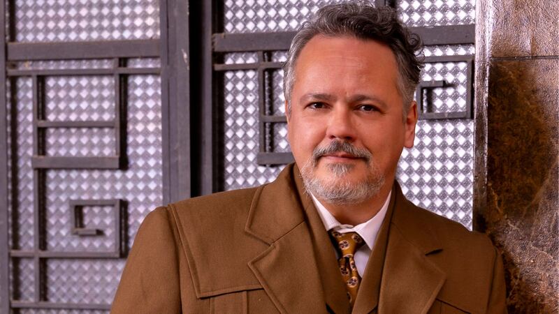 Raimundo (Danton Mello) paga resgate de cerca de 100 mil cruzeiros para libertar Celeste (Debora Ozório) do cativeiro em Garota do Momento