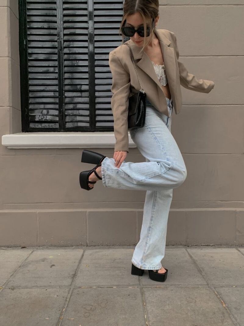 Jeans palazzo y sandalias