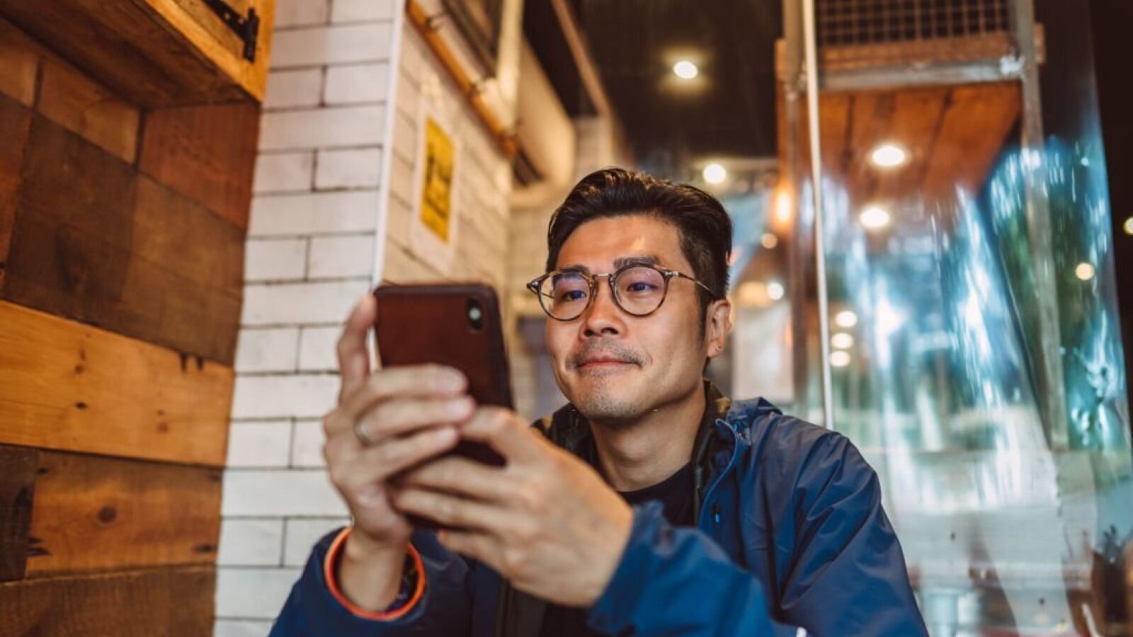 El 48% de las personas menores de 42 años pasa más tiempo socializando en línea que lejos de la pantalla