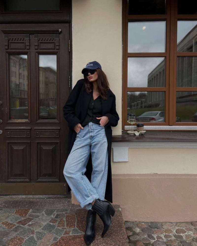 La combinación de jeans rectos y botines será clave en 2026.