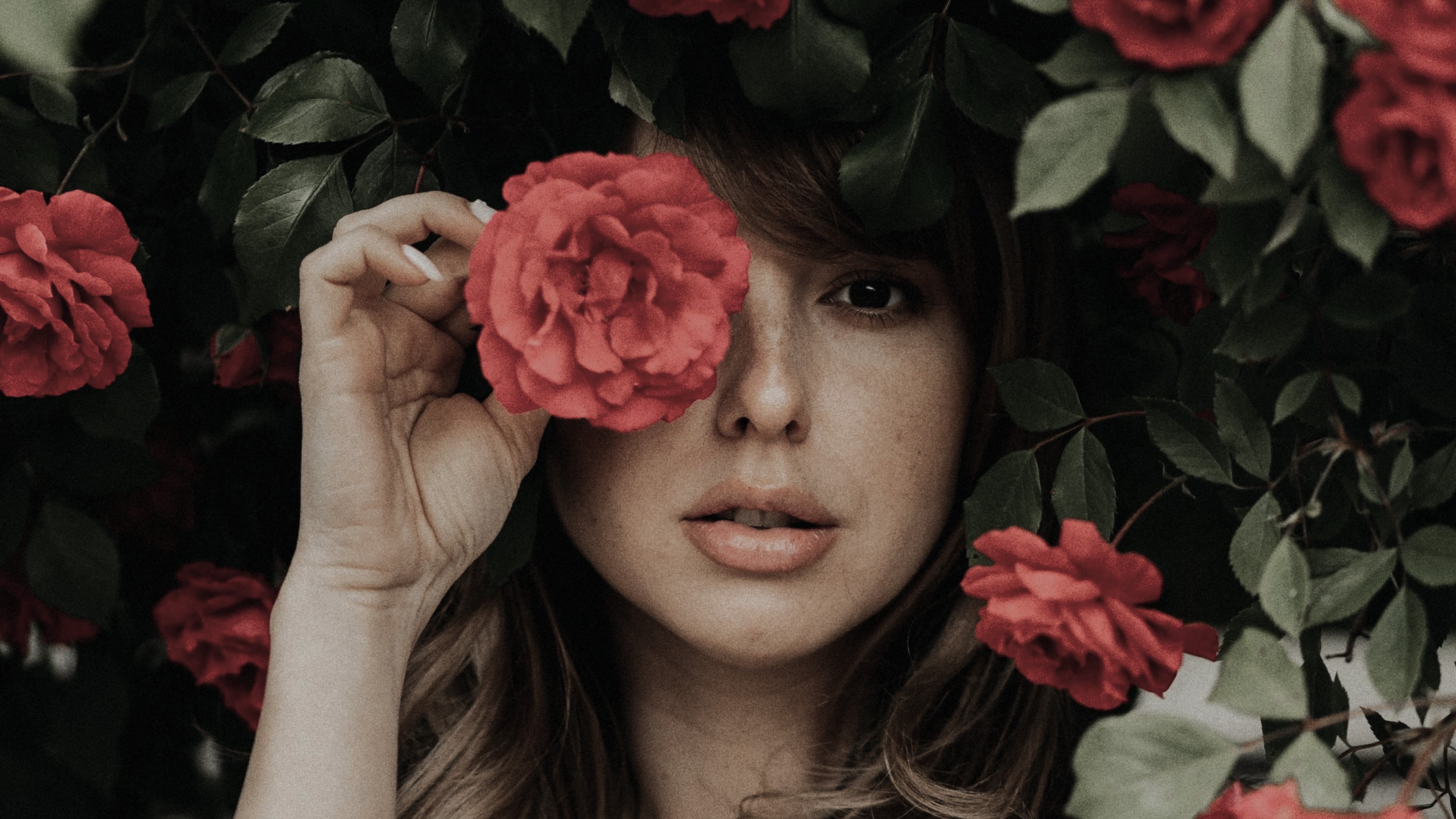 Mulher com rosa