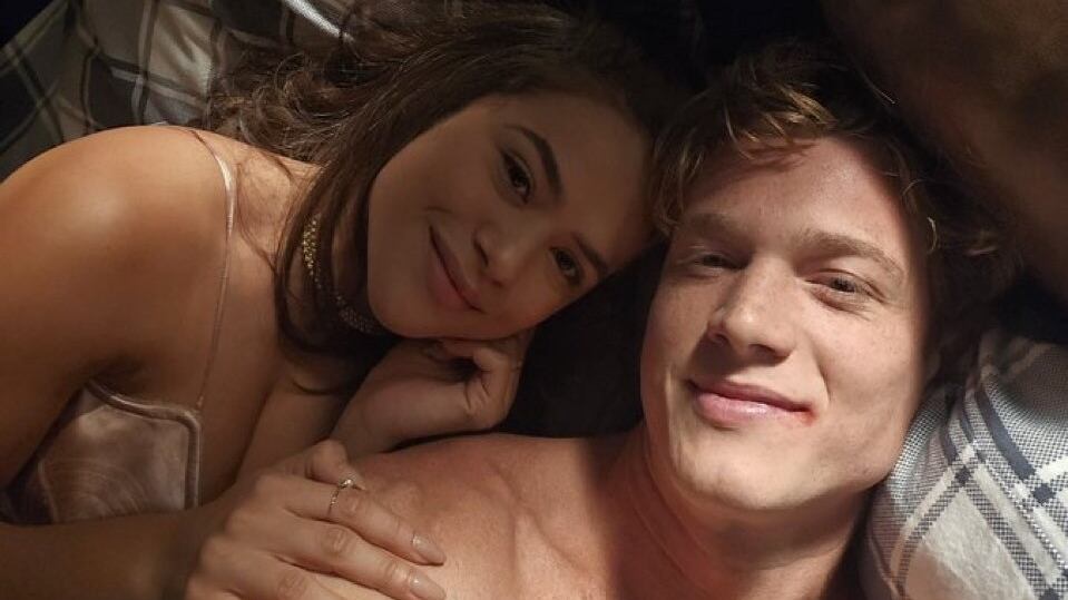 Beto (Pedro Novaes) é flagrado dormindo com Bia (Maisa) e o capítulo desta segunda (24) da novela Garota do Momento pega fogo