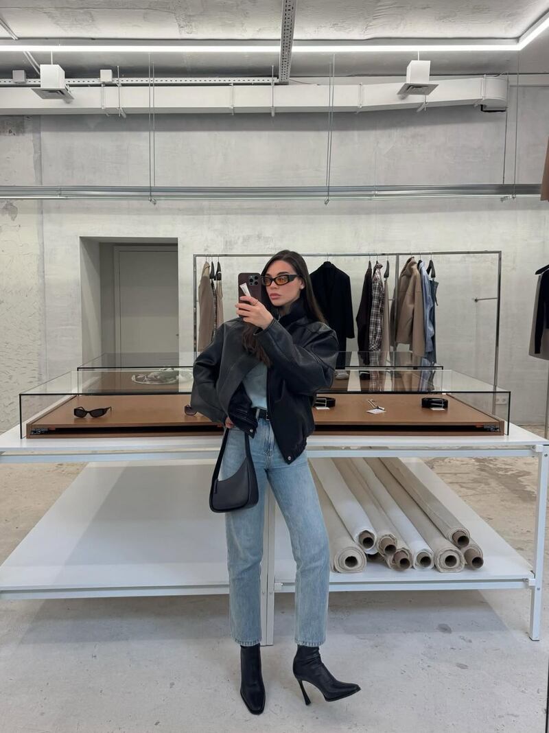 La combinación de jeans rectos y botines será clave en 2026.